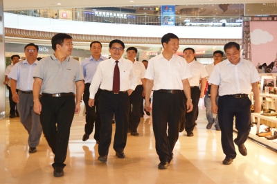 全國人大代表、廣州人大常委會(huì)主任陳建華到河源市商業(yè)中心調(diào)研