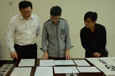 河源市書法家協(xié)會張文峰主席到堅基集團評選員工書法比賽作品