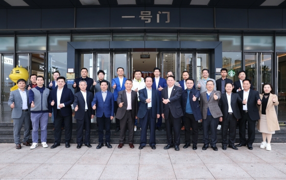 馬年正月十六，年味依舊濃郁。3月4日，廣東省客家商會會長鄧振龍率代表團赴河源開展馬年外出考察首站活動。代表團走進廣東堅基集團，實地調研河源市商業中心等項目，交流創新發展經驗，共探政企商協同合作新機遇。河源市委常委、統戰部部長廖繼聰，東源縣委書記秦衛民，河源市委統戰部副部長、市工商聯黨組書記郭軍陽等領導出席活動；寶鷹控股集團董事長古少明等30余位灣區客商參與考察；廣東省客家商會本期輪值會長、堅基集團